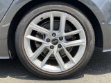 18インチ純正アルミホイール装備 全車両に標準装備の純正アルミホイールは、純正ならではのバランスの良いデザインと、走行安定性をお楽しみ頂けます。