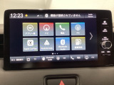 HondaCONNECT対応の便利なナビディスプレー。お持ちのスマートフォンと連携して、ナビやBluetoothでの音楽再生が可能です。デザインはもちろん、操作性も良好です。