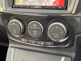 【オートエアコン】一度お好みの温度に設定すれば、車内の温度を検知し風量や温度を自動で調整。暑い&hellip;寒い&hellip;と何度もスイッチ操作をする必要はありません。快適な車内空間には必須の機能ですね♪