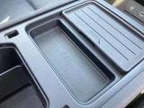 【ワイヤレスデバイスチャージング】スマートフォンなどをを置くだけで充電できるワイヤレスデバイスチャージングが搭載されています。車内のコンソール周りがすっきりします。