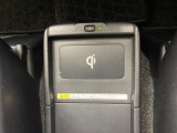 スマートフォンなどの通信機器を充電エリアに置くだけで充電することができます。