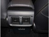 夜間走行でも安心のLEDへッッドライト搭載車です。とても明るく白い光で照らします。この装備も人気のアイテムですね