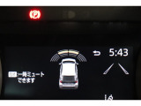 前後に装備されたセンサーで障害物(静止物)を検知。ディスプレイ表示と音でお知らせ。誤発進抑制のパーキングサポートブレーキ搭載しています。