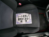 室内外はもちろん、シートを外してニオイの元となるフロアカーペットまで消臭・除菌を実施。中古車を気持ちよくお乗りいただけるクリーニングサービスです。詳細は販売店スタッフまでおたずねください。