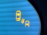 【ブラインドスポットモニタリング】走行中、ドアミラーの死角になりやすい箇所に後続車が接近するとサイドミラー付近に警告を表示、ドライバーに注意喚起をしてくれます。