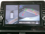 リバースにシフトするとまるで上空から見下ろしているような感じでナビゲーション画面に映し出します