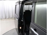 両側パワースライドドア付きだから、狭い駐車スペースなどでの 乗り降りラクラク!小さなお子さまのいるご家庭には嬉しい装備。