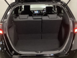 開口部が広くて低いから、重い荷物もスムーズに。毎日の暮らしに寄り添う使い心地を形にしました。荷物を載せるたび、その便利さを実感していただけるはずです。