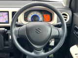 インテリアに合わせたデザインのステアリングは、運転される方のことも考え、運転しやすい形状、大きさです。是非一度、実際に触ってお確かめください。