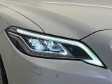 【三眼LEDヘッドライト】スタイリッシュな見た目の三眼LEDヘッドライトを装備♪スタイルだけでなく、夜間の走行も視界良好で安心してお乗りいただけます。