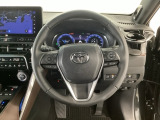 【ハンドル】運転にかかわる様々な操作を安全に行えるように視点移動が少なく操作性に配慮されたスイッチ類が凝縮されたコックピットです。
