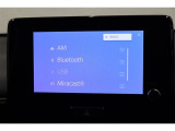 純正ディスプレイオーディオを装備。Bluetooth対応でお手持ちのスマートフォンからお気に入りの音楽の再生も可能。