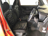 運転席の座面高さを調整できるシートリフターが付いています。