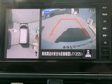リバースにシフトするとまるで上空から見下ろしているような感じにナビゲーション画面に映し出します