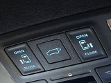 【パワーバックドア】スマートキーや運転席のボタンを押すだけでリアゲートが自動で開閉します!荷物を持っている時や、高い位置にあるバックドアを閉める際に便利な機能です♪