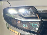 【LEDヘッドライト】悪天候や夜間走行時も良好な視界を確保し安心して運転できる高輝度LEDヘッドライトを装備!点灯速度が早く、消費電力も抑えられています。