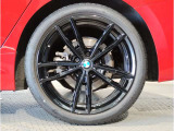 【BMWアロイホイル】軽量かつ強度に拘ったアロイホイル。走行性能ポテンシャルを引き出す設計。車の足元を引き締めてくれる大きなポイントはアロイホイルです。