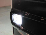 フロントLEDフォグランプです鮮やかな日光色で明るく足元を照らします。