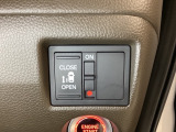 左側電動スライドドアは運転席からでも操作ができるように、ハンドル付近に開閉の操作スイッチが付いています。