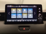 HondaCONNECT対応の便利なナビディスプレー。お持ちのスマートフォンと連携して、ナビやBluetoothでの音楽再生が可能です。デザインはもちろん、操作性も良好です。
