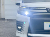 【LEDヘッドライト】悪天候や夜間走行時も良好な視界を確保し安心して運転できる高輝度LEDヘッドライトを装備!点灯速度が早く、消費電力も抑えられています。