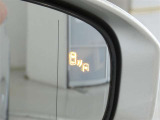 ブラインドスポットモニター装備。隣車線を走る車両を検知。ドアミラーでは確認しにくい後、側方エリアに存在する車両や急接近してくる車両も検知しドアミラーに搭載されたLEDインジケーターが点灯します。