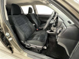 前席はセパレートタイプ!小物入れを兼ねたひじ掛け付で長時間の運転に重宝します!
