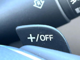 【パドルシフト】ハンドルから手を離さずに素早くシフトアップ&ダウンができるので、エンジンブレーキを使う下り坂や高速道路の合流で加速したい場面で役立ちます。