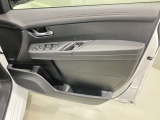 窓の開閉もスイッチひとつで簡単!駐車券を取るときもラクラク★