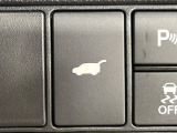 【パワーバックドア】スマートキーや運転席のボタンを押すだけでリアゲートが自動で開閉します!荷物を持っている時や、高い位置にあるバックドアを閉める際に便利な機能です♪
