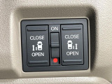 【両側パワースライドドア】スマートキーや運転席のスイッチで後席両側スライドドアの開閉が可能♪電動だから力を入れてドアを開ける必要が無く、小さなお子様でも簡単に開け閉めでき快適です♪