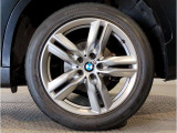 【BMWアロイホイル】軽量かつ強度に拘ったアロイホイル。走行性能ポテンシャルを引き出す設計。車の足元を引き締めてくれる大きなポイントはアロイホイルです。