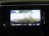 バックカメラの画像です。ガイドラインがスムースな車庫入れをサポートいたします。車庫入れの安心感がアップしますね。
