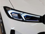 【LEDヘッドライト】先進のLEDテクノロジーを採用。放射される白色光の周波特性は太陽光に近く、バイキセノン・ヘッドライトを上回るコントラストで更に明るく輝きます!