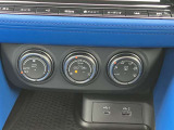すっきりした運転席周りにはナビやエアコンの操作パネルを設置しておりますので、お一人での運転でもご安心できます。