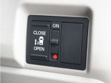 ◆片側電動スライドドア◆狭い駐車場でも乗り降りが楽々♪お子様が隣の車にドアを当ててしまう心配もございません!小さなお子様連れの方もこれで安心。