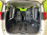 【パワーバックドア】スマートキーや運転席のボタンを押すだけでリアゲートが自動で開閉します!荷物を持っている時や、高い位置にあるバックドアを閉める際に便利な機能です♪
