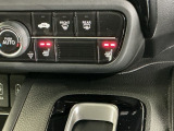 運転席/助手席シートヒーターで寒い日もすぐに温かくなり快適に過ごせます。2段階の温度調整が可能です