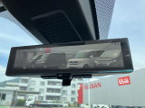 インテリジェントルームミラー、車両後方のカメラ映像をミラー面に映し出すので車内の状況や天候などに影響されにくく、よりクリアな後方視界が得られます