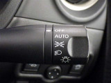 【オートライト】車外の明るさに応じて、自動的にライトの点灯・消灯をしてくれます。