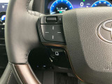 運転中、オーディオの操作をしてて、ハッとしたことはありませんか?ステアリングスイッチは、運転中でもハンドルでオーディオの操作が可能です。安全なドライブをサポートします。