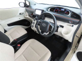 シンプルで使いやすいデザインの運転席です。