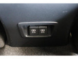 後部席へ乗車して携帯電話などを充電する時に前から配線を伸ばすとごちゃごちゃして邪魔になりがちですよね。そんな煩わしさを解消する後席側USBポート☆