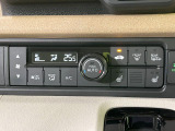 【オートエアコン】一度お好みの温度に設定すれば、車内の温度を検知し風量や温度を自動で調整。暑い&hellip;寒い&hellip;と何度もスイッチ操作をする必要はありません。快適な車内空間には必須の機能ですね♪