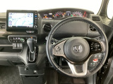 【ハンドル】運転にかかわる様々な操作を安全に行えるように視点移動が少なく操作性に配慮されたスイッチ類が凝縮されたコックピットです。