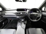 上質で落ち着いた印象のインパネ。視界も広々で運転しやすいです。