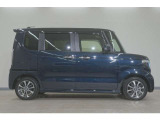 リアには左右スライドドアを採用。狭い駐車場でも開閉しやすく、強風の日でもドアが煽られにくくなっております。小さなお子さまやご年配の方も安心して乗り降りできます。