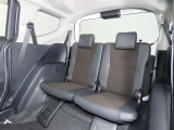 便利な5:5分割可倒式シートです。収納と乗車人数のバランスに優れています♪荷物の大きさに応じたラゲージスペースをフレキシブルに作り出せるので、シーンに応じた使い方ができます♪