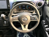 【純正革巻きステアリング】上質な革を使用することで、手にしっかり馴染みとても運転しやすいハンドルです♪