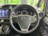 【純正革巻きステアリング】上質な革を使用することで、手にしっかり馴染みとても運転しやすいハンドルです♪